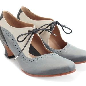 Fluevog Lyra Lace-Up Pumps - Size 8